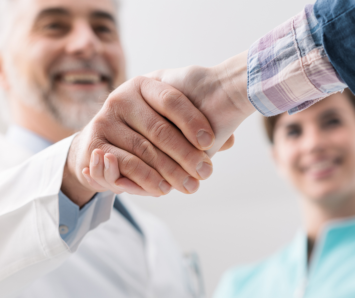 産業医が専門外来(面接指導)している様子